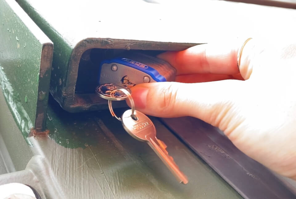 Why won't my padlock fit under my lockbox